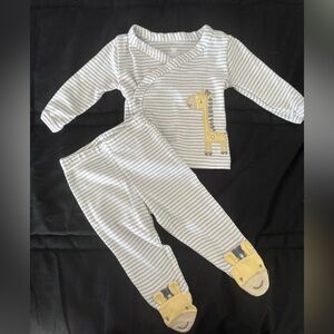 Koalababy Adorable Gray and Yellow Giraffe Pajama Set
